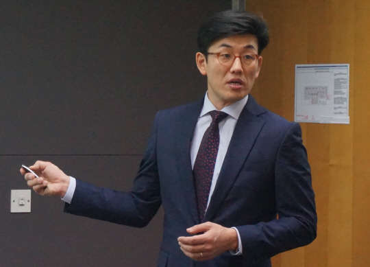 이문형 보메트릭코리아 지사장(사진)이 2일 서울 삼성동 트레이드빌딩 리저스홀에서 올해 신제품에 대해 소개하고 있다. 보메트릭코리아 제공